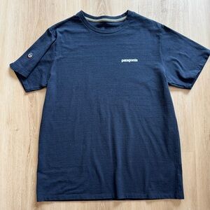 Patagonia Men’s Size Medium P-6 Logo Responsibili-Tee Women’s Size Large